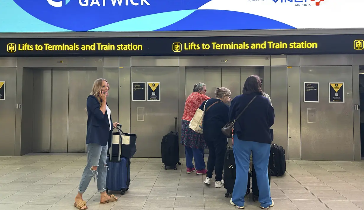 Pesawat tersebut membawa 242 penumpang termasuk awak kabin. Tampak dalam foto, pemandangan umum sebagian Bandara Gatwick dekat London, Inggris, Kamis 12 Juni 2025. (AP/Kin Cheung)