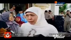Pesawat yang mengangkut jenazah Gus Sholah tiba di bandara Juanda pada hari Senin (03/1) pukul 11:30 WIB peti jenazah diterima oleh rombongan Gubernur Jatim, Kapolda dan Pangdam V/Brawijaya dan langsung diangkut menggunakan ambulance ke ponpes Tebuir...