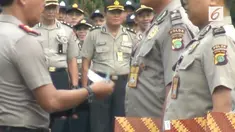 Kapolda Metro Jaya Irjen Polisi Idham Aziz memberikan uang kepada seorang anggota polisi yang berpakaian lusuh saat apel pagi