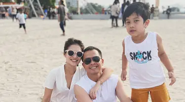 Seru liburan bareng ke Pantai Pasir Putih Lagoon Ancol, Rio Alief banyak abadikan momen kebersamaannya dengan Vinessa Inez. Selain putra dari Vinessa Inez, Zio juga turut merasakan serunya liburan bareng tersebut. Tampil dengan busana berwarna senada, momen liburan ini menuai banyak sorotan oleh para penggemar. (Liputan6.com/IG/@rio_alief)