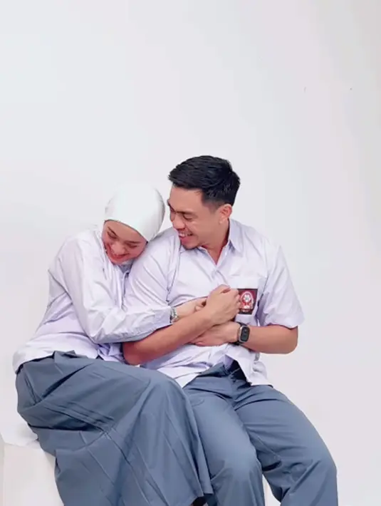 Ayudia Bing Slamet dan Ditto Percussion tempuh pendidikan di SMP Negeri 19 Jakarta dan SMA Negeri 82 Jakarta. Jalani pemotretan pakai seragam SMA, Ayudia Bing Slamet dan Ditto disebut netizen masih cocok. Banyak yang ikuti perjalanan cintanya, kisah cinta Ayudia Bing Slamet dan Ditto Percussion yang bikin netizen baper ini dijadikan sebuah film Teman Tapi Menikah. (Liputan6.com/IG/@ayudiac)