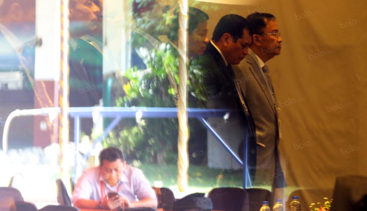 Mantan Ketua Umum PSSI, Nurdin Halid (2kanan) saat menghadiri Kongres Luar Biasa PSSI, Rabu (3/8/2016).  (Bola.com/Nicklas Hanoatubun)