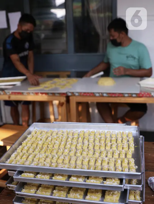 Pekerja tengah membuat kue kering di industri rumahan Dea cake di Tangerang, Selasa (27/4/2021). Kue kering tersebut di jual dari 100 ribu  hingga 300 ribu sesuai ukuran toples. (Liputan6.com/Angga Yuniar)