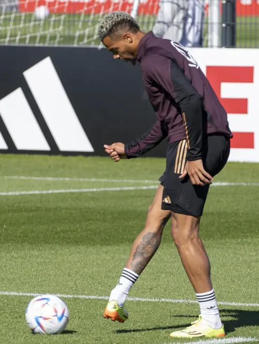Pemain depan timnas Jerman Lukas Nmecha mengontrol bola selama sesi latihan di Kampus DFB (Asosiasi Sepak Bola Jerman) di Frankfurt, Kamis (22/9/2022). Jerman menghadapi pertandingan UEFA Nations League dengan Hungaria di Stadion Olimpiade Berlin, Sabtu (24/9) dini hari WIB. (Photo by ANDRE PAIN / AFP)