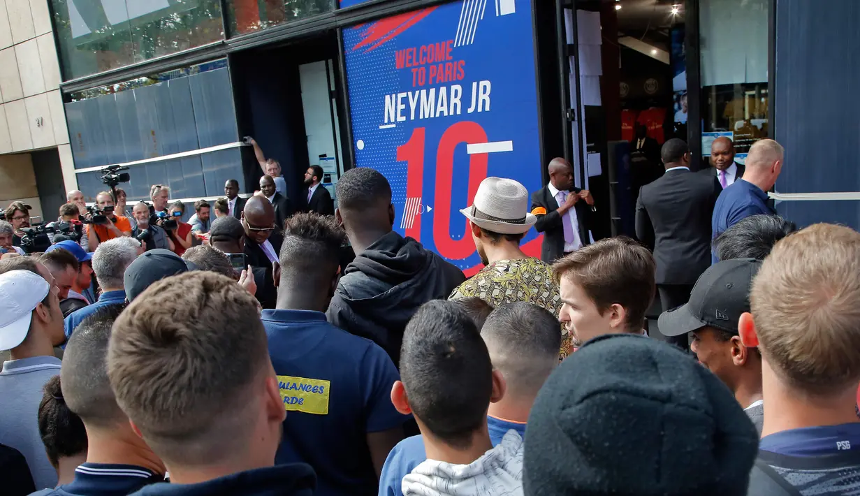 Sejumlah suporter mendatangi toko Paris Saint Germain di Paris (4/8). PSG resmi membeli Neymar dari Barcelona setelah menebus klausul pelepasan kontrak senilai 222 juta Euro, atau sekitar Rp 3,5 triliun. (AP Photo/Michel Euler)