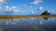 Kastil Mont Saint-Michel terlihat di Normandia, Prancis barat laut (1/9/2019). Mont Saint-Michel adalah sebuah pulau pasang berbatu di Normandi, sekitar satu kilometer dari pesisir utara Prancis di mulut sungai Couesnon dekat Avranches. (AFP Photo/Joel Saget)