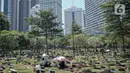 Suasana saat sejumlah umat muslim berdoa di makam keluarganya di Tempat Pemakaman Umum (TPU) Karet Tengsin, Jakarta, Minggu (27/3/2022). Sepekan jelang datangnya bulan suci Ramadan, banyak warga yang melakukan tradisi ziarah makam untuk mendoakan keluarganya. (Liputan6.com/Faizal Fanani)