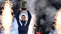 Penyerang Paris Saint-Germain Kylian Mbappe mengangkat trofi selama upacara setelah menjadi pencetak gol terbanyak sepanjang sejarah klubnya selepas pertandingan Ligue 1 Prancis antara PSG dan FC Nantes di Parc de Princes, Minggu (5/3/2023) dini hari WIB. Kylian Mbappe menorehkan pencapaian baru bersama klubnya PSG. (FRANCK FIFE / AFP)