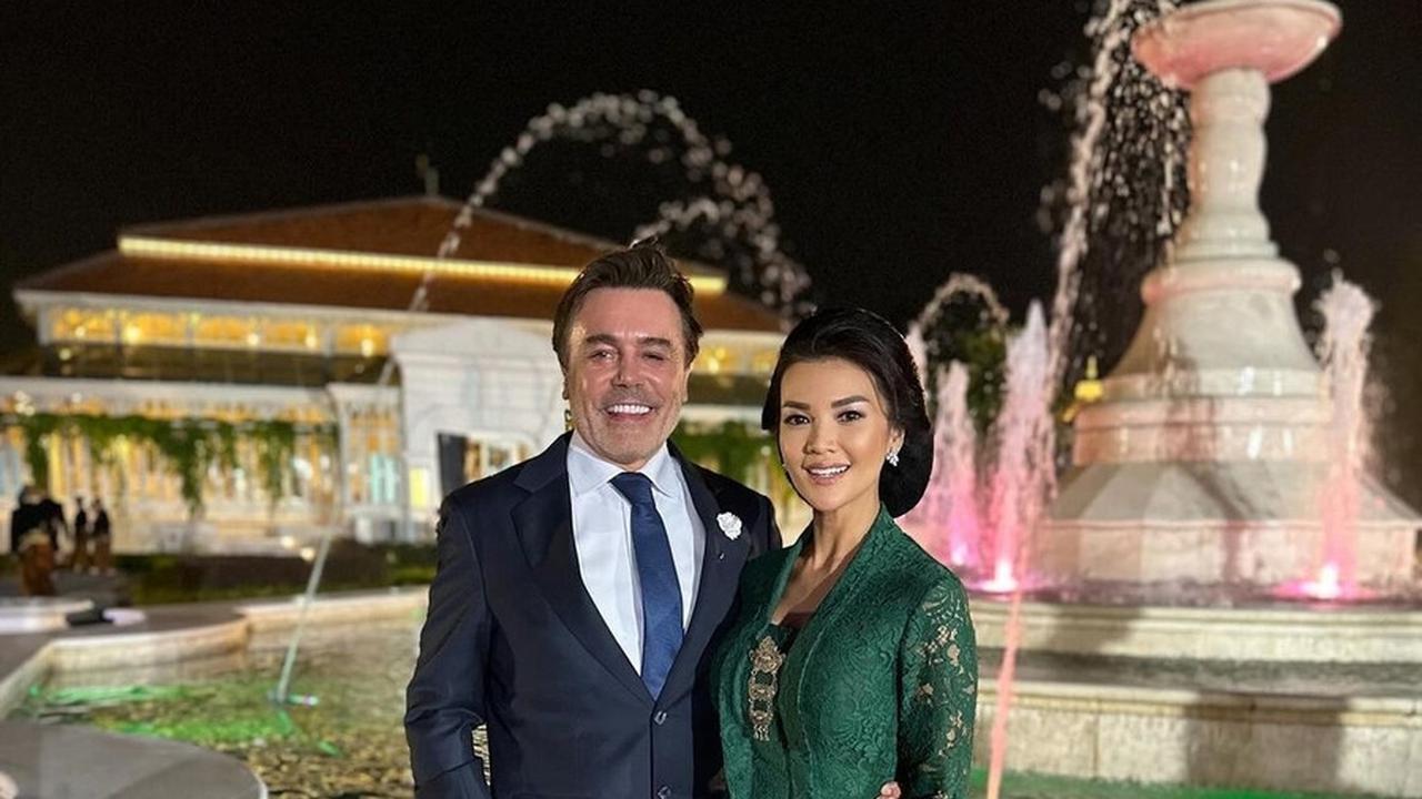 Farah Quinn mengajak suaminya hadir di acara ulang tahun Putri Astrini, puteri keraton Solo.