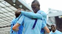 Selebrasi striker Manchester City Mario Balotelli bersama rekan-rekannya usai menjebol gawang Manchester United dalam lanjutan EPL di Old Trafford, 23 Oktober 2011. AFP PHOTO / ANDREW YATES