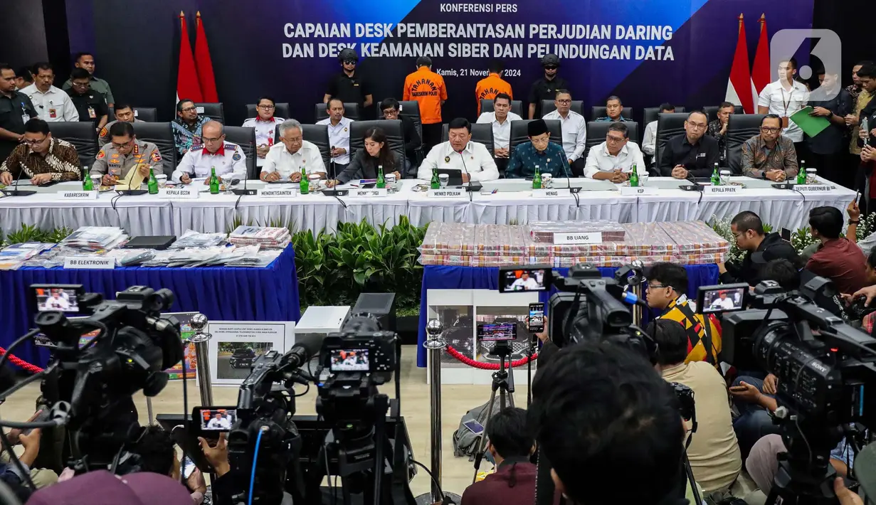 Menteri Koordinator Bidang Politik dan Keamanan (Menko Polkam) Republik Indonesia, Budi Gunawan (tengah) memimpin penyampaian keterangan publik terkait capaian desk pemberantasan perjudian daring dan desk keamanan siber dan perlindungan data di Kantor Komdigi, Jakarta, Kamis (21/11/2024). (Liputan6.com/Angga Yuniar)