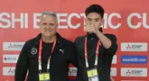 Pelatih Filipina, Albert Capellas (kiri) berbareng pemain Filipina, Sandro Reyes berpotret berbareng setelah konvensi pers jelang laga terakhir Grup B Piala AFF 2024 melawan Timnas Indonesia di Stadion Sriwedari, Solo, Jawa Tengah, Jumat (20/12/2024). (librosfullgratis.com/Abdul Aziz)