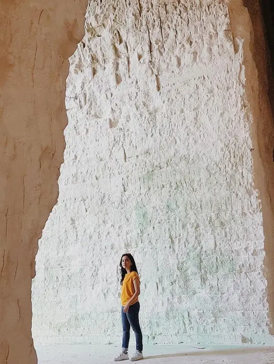 Di foto yang satu ini, Amanda terlihat sangat santai. Ia hanya memakai celana jeans dengan atasan berwarna kuning. Makin santai penampilannya lantaran ia memadukannya dengan sneakers putih. (Instagram/auroramanda95)