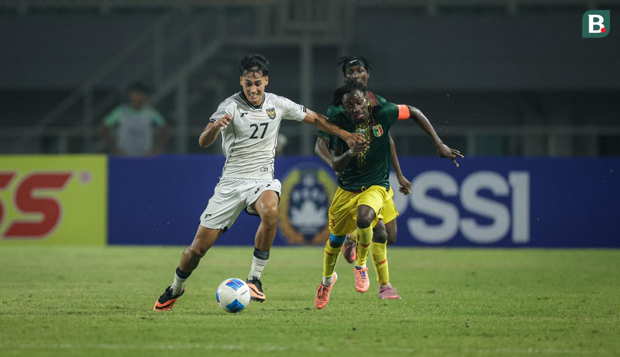 Rafael Struick (kiri) berduel dengan pemain Mali U-22, Hamidou Makalou, pada laga ujicoba yang digelar di Stadion Pakansari, Kabupaten Bogor, Selasa (18/11/2025) pukul 20.00 WIB. (Bola.com/Bagaskara Lazuardi)