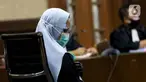 Tersangka dugaan korupsi dan tindak pidana pencucian uang terkait kepengurusan fatwa untuk Djoko Tjandra di Mahkamah Agung, Pinangki Sirna Malasari bersiap menjalani sidang di Pengadilan Tipikor Jakarta, Rabu (30/9/2020). Sidang beragenda pembacaan eksepsi. (Liputan6.com/Helmi Fithriansyah)