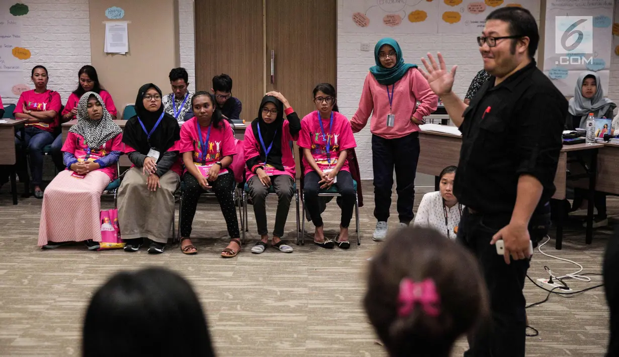 Pengajar memberi pelatihan dasar kepemimpinan calon menteri cilik di Jakarta, Senin (9/10). Pelatihan ini untuk pembekalan mengenai organisasi Kementerian Pemberdayaan perempuan dan Perlindungan Anak. (Liputan6.com/Faizal Fanani)