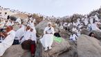Jemaah haji berdoa saat fajar di Gunung Arafah, Arab Saudi, yang juga dikenal sebagai Jabal al-Rahma, selama puncak ibadah haji pada 5 Juni 2025. (HAZEM BADER/AFP)