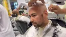 Tak lama kemudian Raffi Ahmad menelepon sang ibu untuk meminta izin kembali. "Raffi habis makan mau botakin rambut ya, boleh nggak? Bismillah ya Ma," kata dia. (Foto: YouTube/ Rans Entertainment)