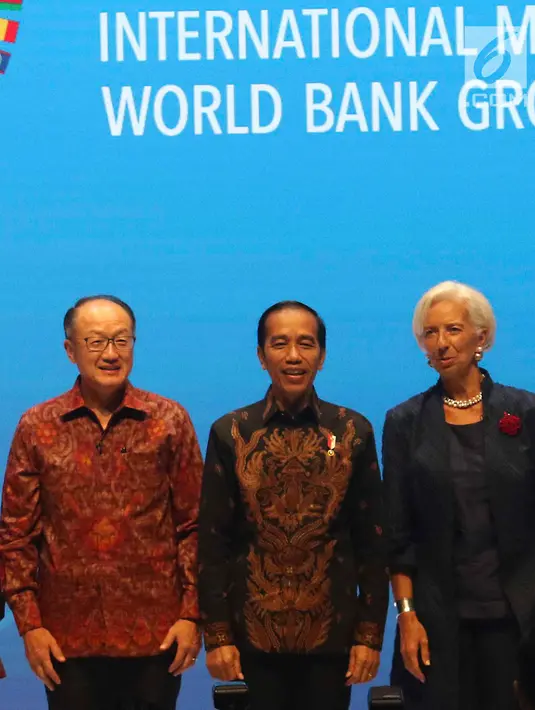 Presiden Joko Widodo atau Jokowi foto bersama Presiden Grup Bank Dunia Jim Yong Kim (kiri) dan Direktur Pelaksana IMF Christine Lagarde (kanan) dalam Bali Fintech Agenda IMF-WB 2018 di Nusa Dua, Bali, Kamis (11/10). (Liputan6.com/Angga Yuniar)