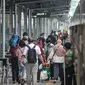 Calon penumpang saat hendak menaiki kereta api jarak jauh di Stasiun Pasar Senen, Jakarta, Senin (20/12/2021). Untuk diketahui, data per Senin (20/12) KAI Daop 1 mencatat jumlah penumpang keberangkatan di Stasiun Pasar Senen mencapai 4.589 orang. (merdeka.com/Iqbal S. Nugroho)