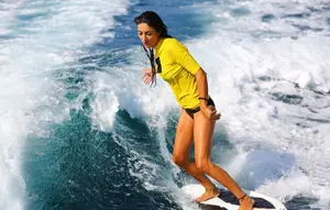 Tak Cuma Stylish, Ini Baju Surfing Wanita Berkualitas yang Nyaman Dipakai Seharian