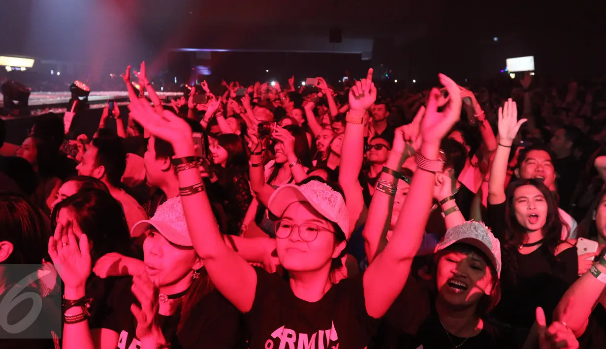 Penonton menikmati pertunjukan DJ kenamaan asal negeri Belanda, Armin van Buuren di JI-EXPO Kemayoran, Jakarta Pusat, Jumat (31/3). Armin van Buuren pernah dinobatkan sebagai DJ terbaik dunia empat kali berturut-turut. (Liputan6.com / Herman Zakharia)