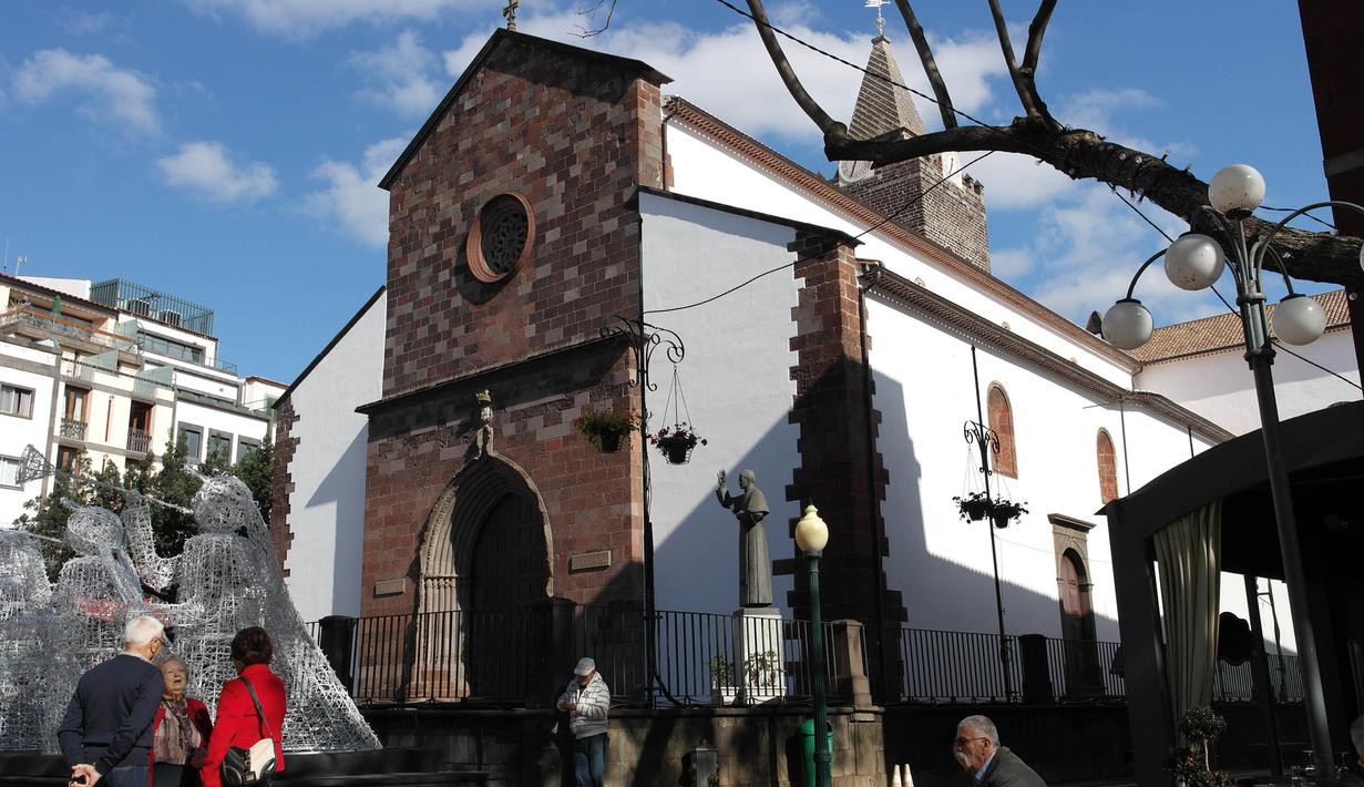 Bangunan dari Episcopal Se Chatedral, sebuah katedral terletak di pusat kota Funchal, Portugal. Kota ini merupakan tempat bintang Real Madrid, Cristiano Ronaldo, lahir dan dibesarkan. (Bola.com/Reza Khomaini)