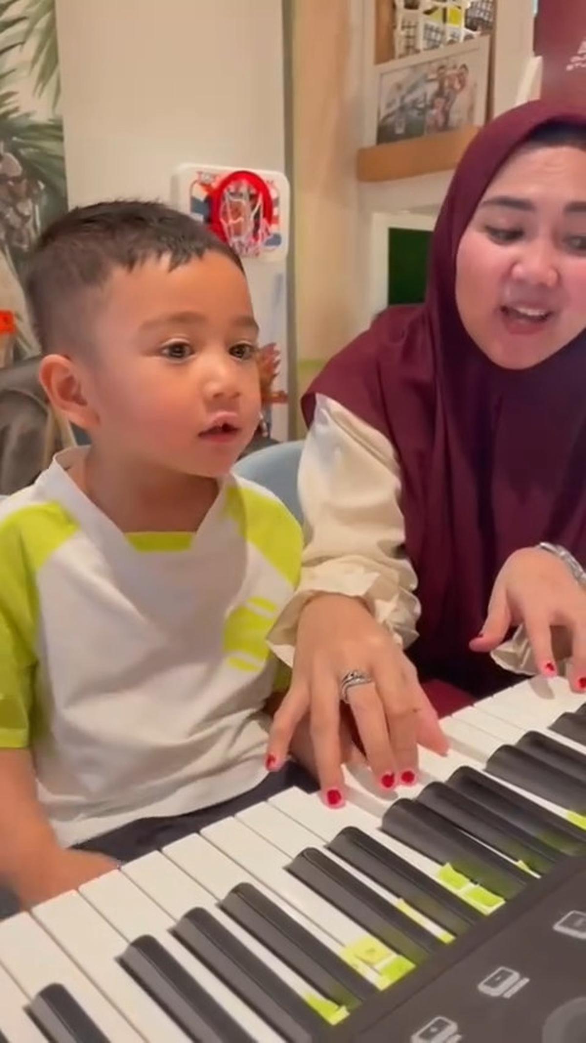 Momen Rayyanza saat Belajar Nyanyi Ini Bikin Netizen Gemas, Serius Banget