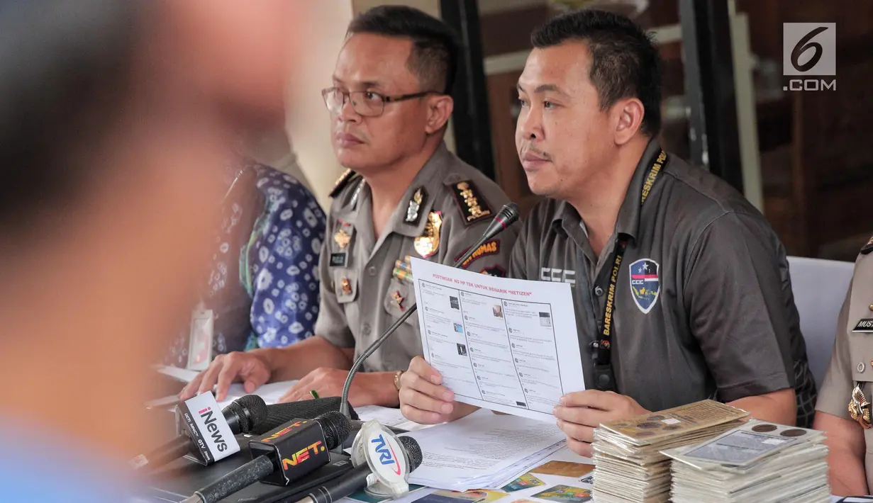 DitipidSiber Bareskrim Polri merilis kasus penyebaran konten pornografi sesama jenis di Rumah Sakit Polri, Jakarta Timur, Jumat (3/11). Pelaku, Taufik Gani (22), juga menyebarkan konten-konten bernuansa pencemaran nama baik. (Liputan6.com/Faizal Fanani)