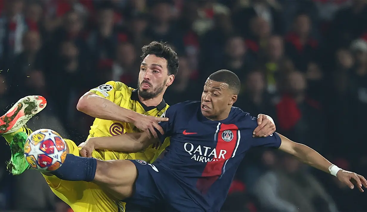 Penyerang Paris Saint-Germain (PSG) #07 Kylian Mbappe berebut bola dengan bek Borussia Dortmund #15 Mats Hummels dalam laga leg kedua semifinal Liga Champions 2023/2024 di Parc des Princes, Rabu dini hari WIB (8/5/2024). (FRANCK FIFE / AFP)