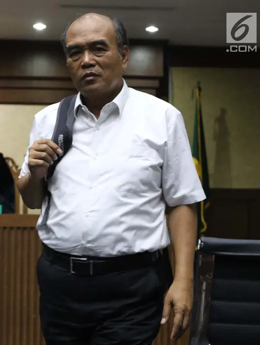Mantan Dirut Jasindo, Budi Tjahjono saat jeda sidang dugaan korupsi komisi fiktif agen PT Asuransi Jasindo dalam pengadaan asuransi pada BP Migas-KKKS 2010-2012 dan 2012-2014 di Pengadilan Tipikor, Jakarta, Rabu (16/1). (Liputan6.com/Helmi Fithriansyah)