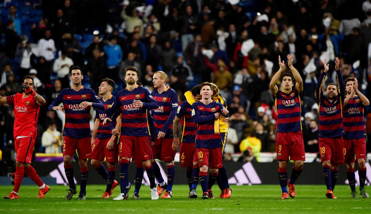 Pemain Barcelona merayakan kemenangan atas Real Madrid 4-0 dalam laga La Liga Spanyol di Stadion Santiago Bernabeu, Madrid, Minggu (22/11/2015) dini hari WIB. (AFP Photo/Pierre-Philippe Marcou)
