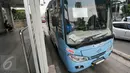 Bus Transjakarta saat akan mengangkut penumpang di kawasan Harmoni, Mulai hari Senin (4 Januari 2016) tarif BKTB yang semula Rp 6.000 turun menjadi Rp 3.500. (Liputan6.com/Yoppy Renato)