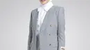 Bergaya super formal, Melly Goeslaw andalkan blazer dengan aksen kancing yang memberikan kesan elegan pada tampilan.  [Foto: Instagram/ Melly Goeslaw]