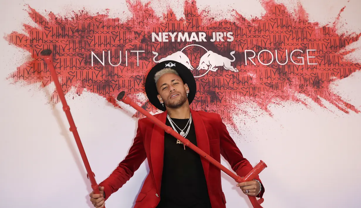 Pemain PSG, Neymar, berpose saat merayakan pesta ulang tahunnya di Paris, Senin (4/1). Penyerang asal Brasil itu merayakan hari jadi yang ke-27 tahun dengan keadaan cedera. (AFP/Thomas Samson)