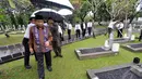 Tabur bunga dilakukan Ketua BPK, Harry Azhar Azis dalam rangka HUT BPK RI ke-68, Jakarta, Selasa (13/1/2015). (Liputan6.com/Miftahul Hayat)