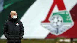 Pelatih Lokomotiv Moskow, Marko Nikolic menyaksikan pemainnya berlatih di Bakovka di luar Moskow (26/10/2020). Lokomotiv Moskow akan bertanding melawan wakil Jerman, Bayern Munchen pada grup A Liga Champions. (AFP/Pool/Maxim Shipenkov)