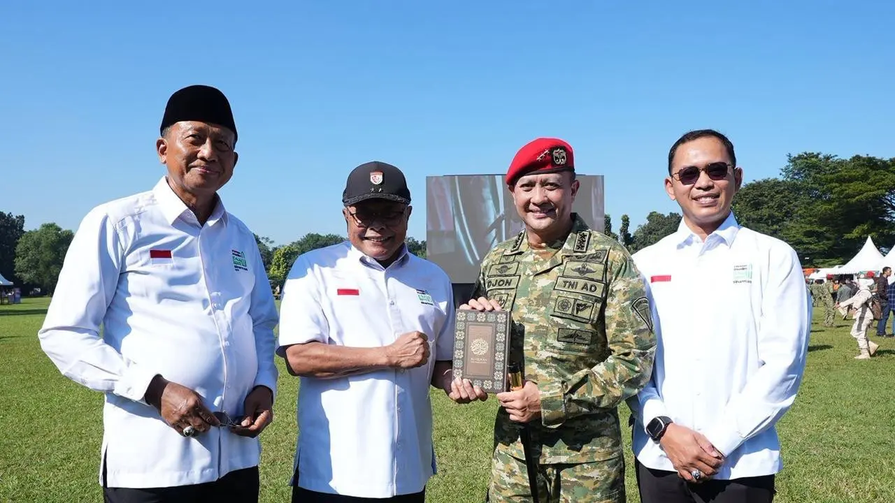 Yayasan Muslim Sinar Mas menyerahkan wakaf Alquran kepada Kopassus dan Kemenlu. (Istimewa)
