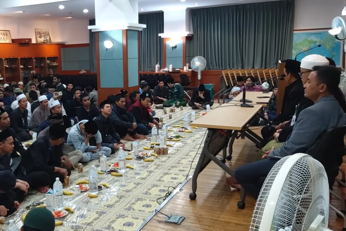 Dari sekitar 50 juta penduduk Korsel, hanya sekitar dua persen yang beragama Islam. Sebagian dari penduduk muslim Korsel berasal dari negara-negara seperti Pakistan, Turki, Uzbekistan, Banglades, Maroko, Malaysia dan juga Indonesia (KBRI Seoul)