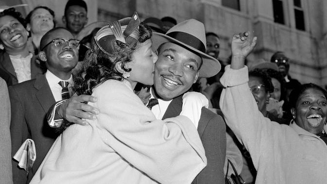 Martin Luther King mendapat ciuman istrinya, Coretta Scott King, setelah keluar dari pengadilan di Montgomery, Alabama, 22 Maret 1956. King ditembak mati oleh seorang pria yang diketahui bernama James Earl Ray. (Photo/Gene Herrick, File)