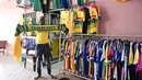 Seorang pedagang membentangkan Merchandise bertuliskan Gabon di Port-Gentil (18/1/2017). Pada Piala Afrika 2017 ini Gabon tergabung di Grup A bersama Kamerun, Burkina Faso , Guinea-Bissau.  (AFP/Justin Tallis)