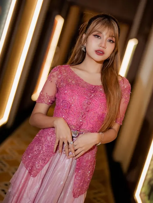 Wajahnya dipulas dengan blush on pink, serta senada dengan lipstik di bibirnya. [@gheaindrawari]