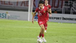 Striker Timnas Indonesia, Rafael Struick menguasai bola saat menghadapi Palestina pada laga persahabatan FIFA Matchday 2023 di Stadion Gelora Bung Tomo, Surabaya, Rabu (14/6/2023). Timnas Indonesia bermain imbang 0-0 dengan Palestina. (Bola.com/Wahyu Pratama)