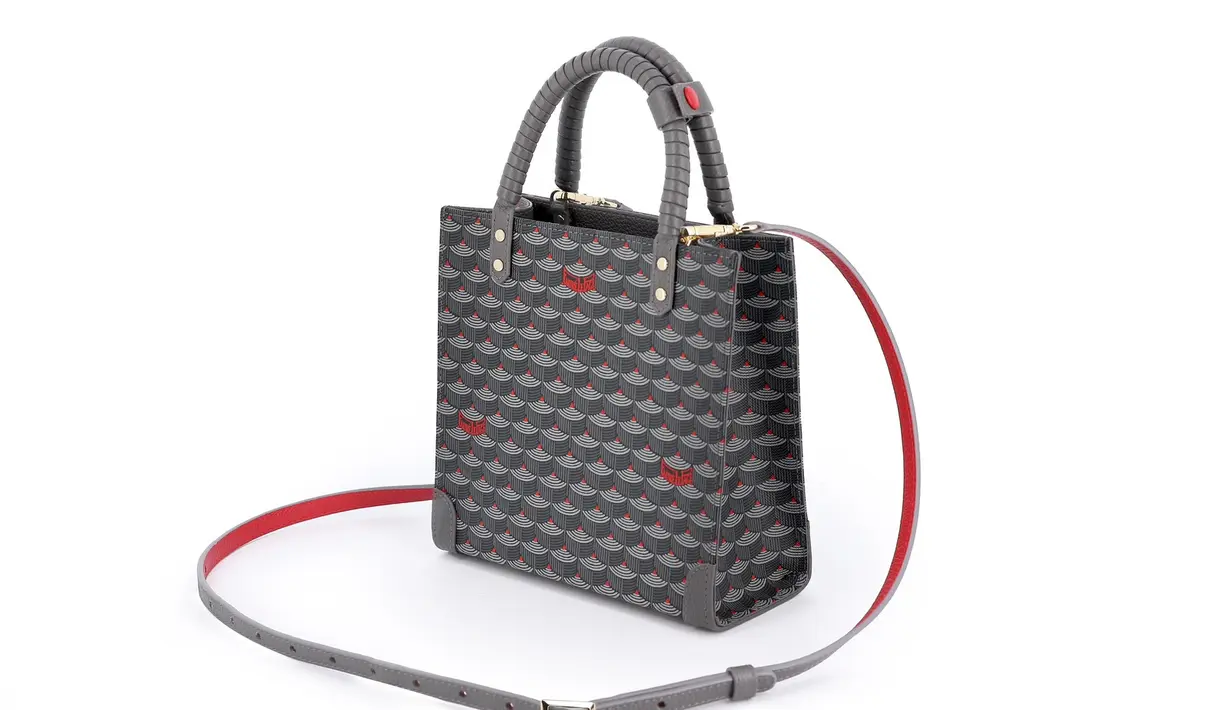 Tas lebih minimalis diberi nama Take it Easy 19. Dilapisi dengan Hot Fire Canvas berwarna merah dan abu-abu.  Warna-warnanya dengan lembut mengingatkan kita kelinci yang lucu, ceria dan bahagia yang sedang bersembunyi
di suatu tempat di dalamnya.