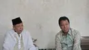 Ketum PPP versi Muktamar Surabaya, Romahurmuzy (kanan) menyambangi kediaman mantan Wapres, Hamzah Haz di kawasan Kuningan, Jakarta, Selasa (7/4/2015). Pertemuan dihadiri para petinggi partai tersebut dan berlangsung tertutup. (Liputan6.com/Johan Tallo)