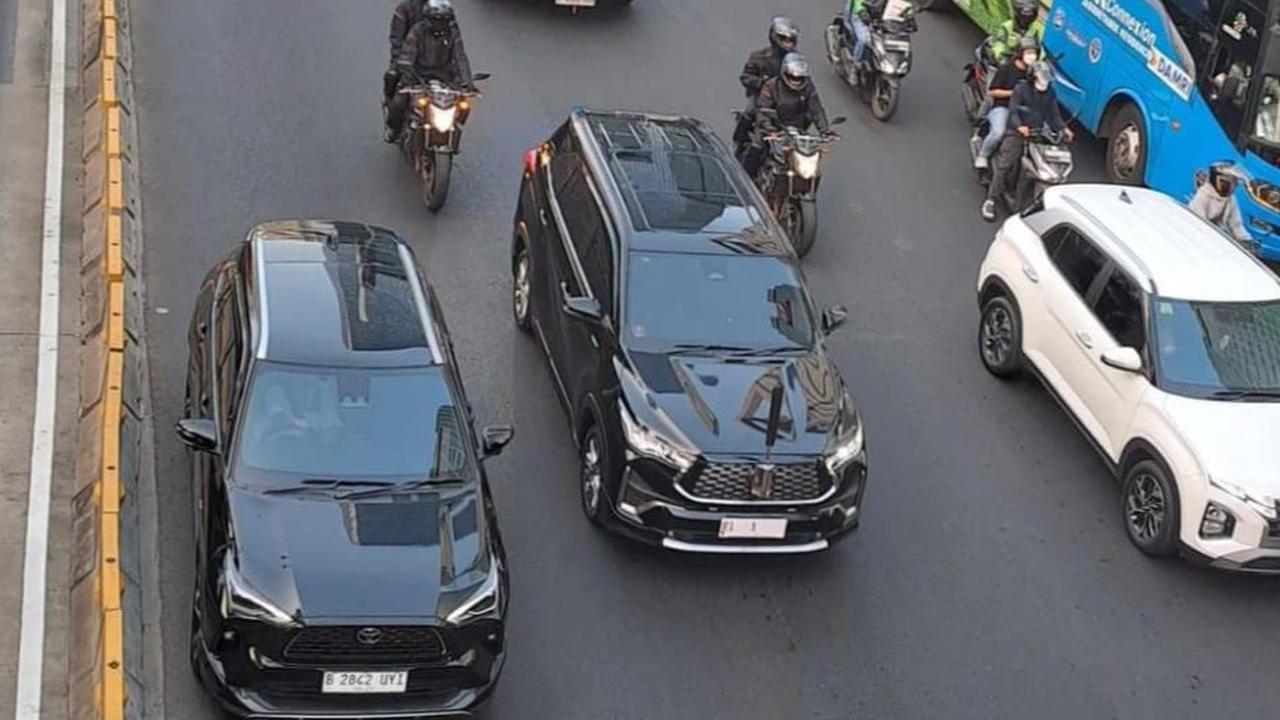 Presiden Jokowi Naik Innova Zenix Pelat RI-1, Begini Penjelasan Istana