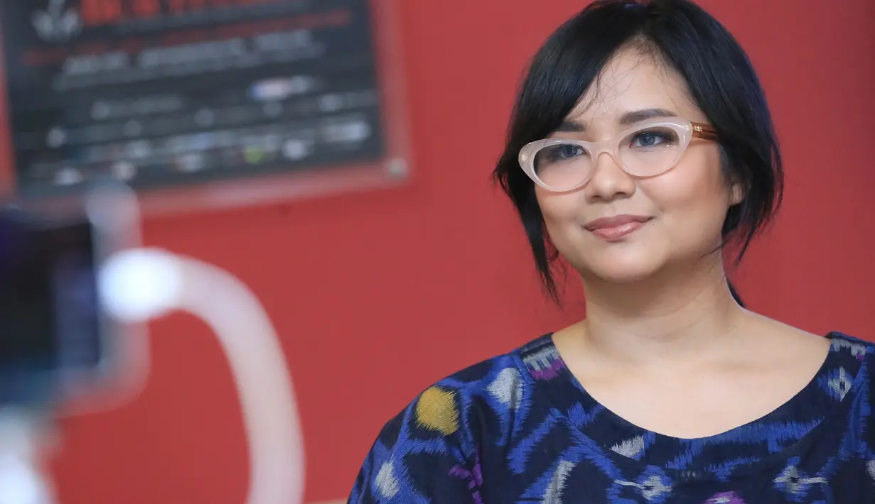 "Projeknya namanya Gita Puja Indonesia dimana aku mengaransemen ulang lagu-lagu nasional," ucap Gita Gutawa di kawasan Mega Kuningan, Jakarta Selatan, Kamis (23/3/2017). (Adrian Putra/Bintang.com)