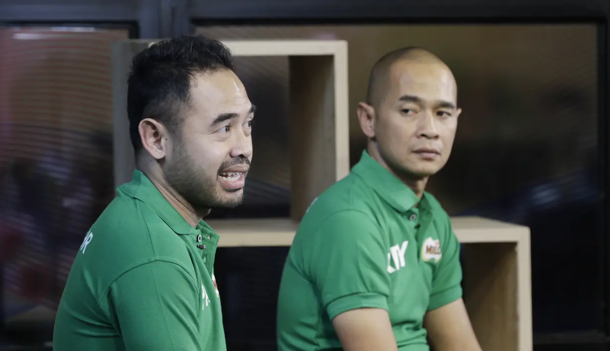 Mantan pemain Timnas Indonesia, Kurniawan Dwi Yulianto dan Ponaryo Astaman saat mengunjungi kantor Bola.com di Jakarta, Kamis (28/2). Kunjungan tersebut dalam rangka sosialisasi acara MILO Football Championship 2019. (Bola.com/M Iqbal Ichsan)