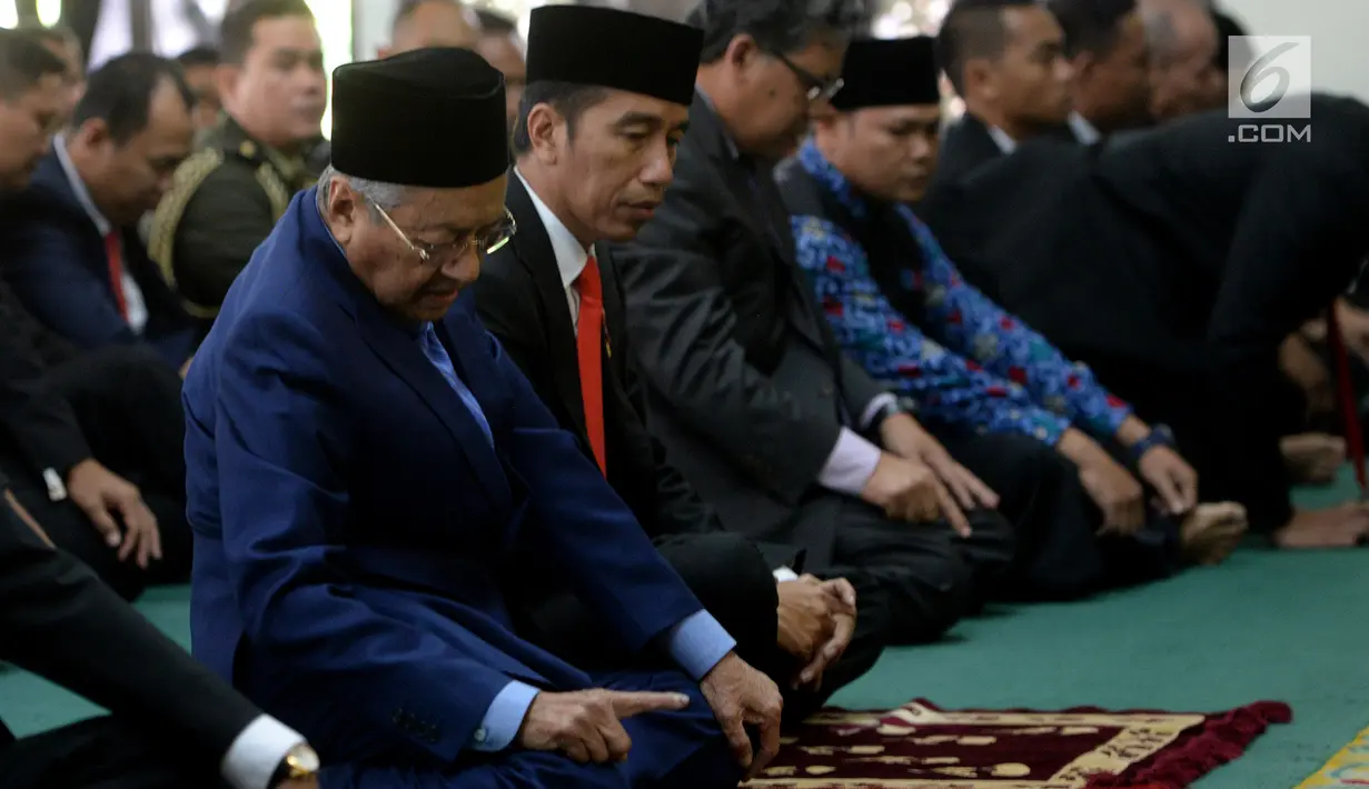 Presiden Joko Widodo (Jokowi) dan Perdana Menteri (PM) Malaysia Mahathir Mohamad melakukan salat Jumat bersama di Masjid Jami' Baitussalam, Istana Bogor, Jawa Barat, Jumat (29/6). (Liputan6.com/Pool/Wihdan)