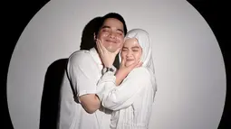 Berpose saling memegang pipi, mantan suami Larissa Chou dan mantan istri Zikri Daulay ini parasnya bak kembar. Jika pose seperti ini, Alvin dan Henny terlihat seperti belum dikaruniai anak. Doa untuk langgengnya rumah tangga pasangan ini ramai dibubuhkan oleh netizen. Bahkan ada beberapa artis yang turut serta memuji keharmonisan Alvin Faiz dan Henny Rahman, salah satunya Anandito Dwis. (Liputan6.com/IG/@hennyyrahman)